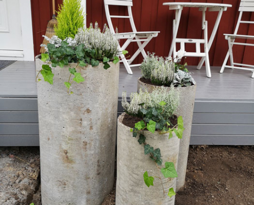 Plantering i krukor vid altan