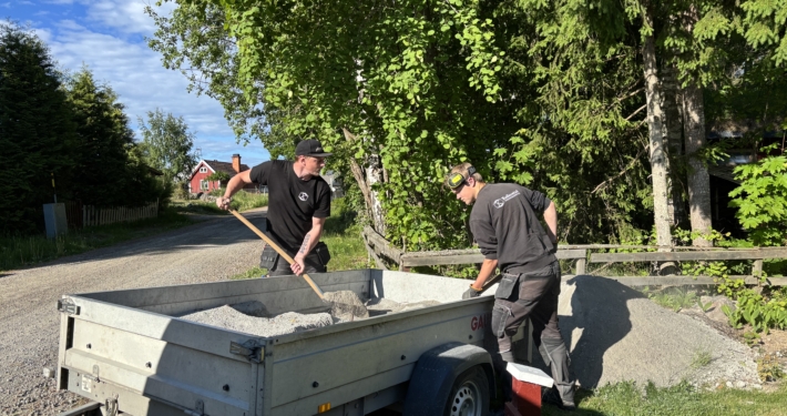 Anläggare från Kullerstad Trädgård & Design lastar av grus inför stensättning och markarbete i Norrköping